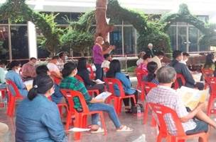 A group of people sitting in chairs

Description automatically generated