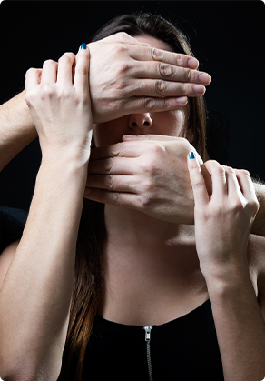 ผู้หญิง (ได้รับความรุนแรงในครอบครัว/ถูกล่อลวง)